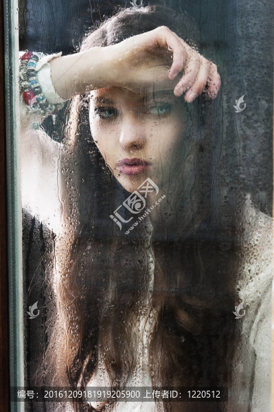 思考的女人在窗口；她俯視左邊