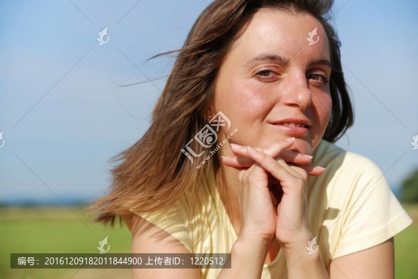 戶外青年婦女畫像