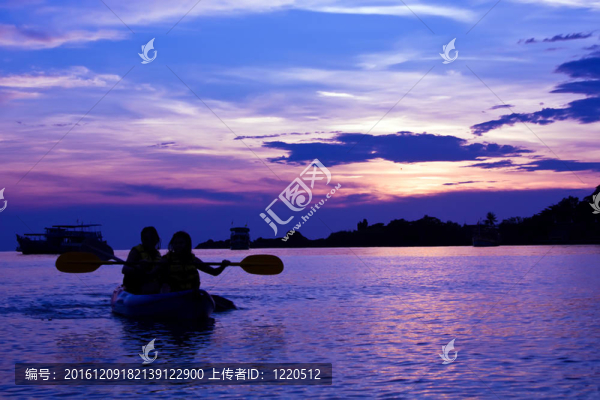 Kayak在日落；泰國(guó)