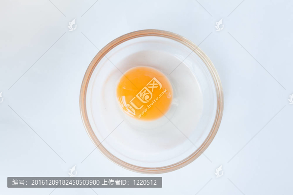 蛋黃和白玻璃碗