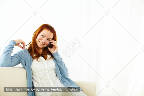 年輕女子在手機(jī)上交談