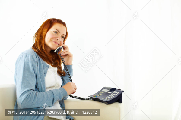 漂亮的年輕女人在電話里