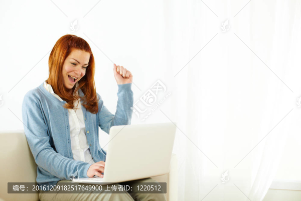 美麗女人慶祝勝利
