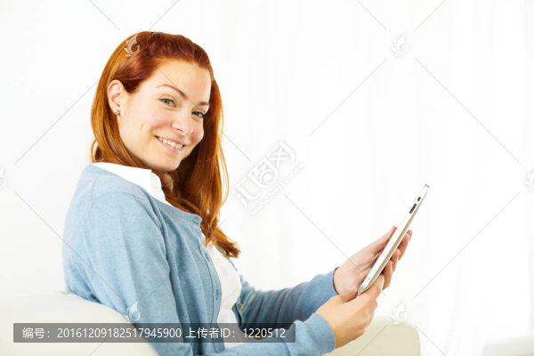 友善的年輕女性在平板電腦上工作