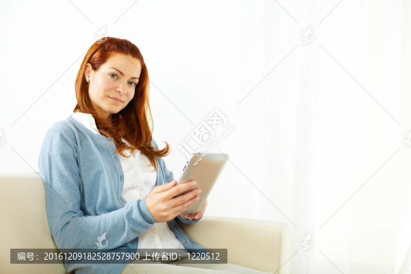 可愛的年輕女性使用平板電腦