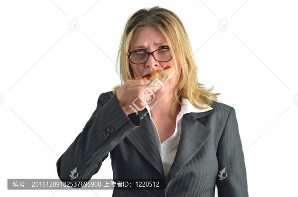 在白色背景下孤立的商務(wù)女性吃比薩餅