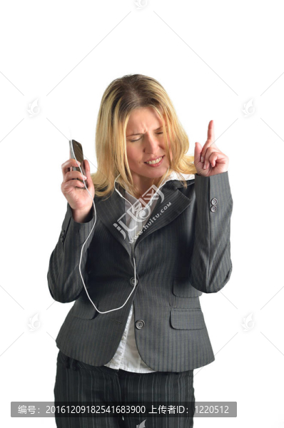有吸引力的白人商人聽音樂對