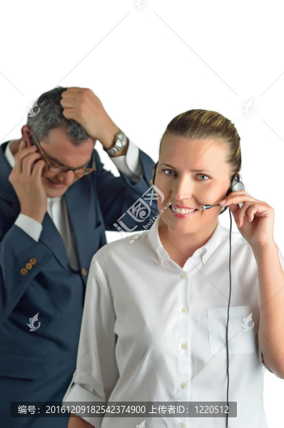 美麗的女商人與耳機和一個businessm