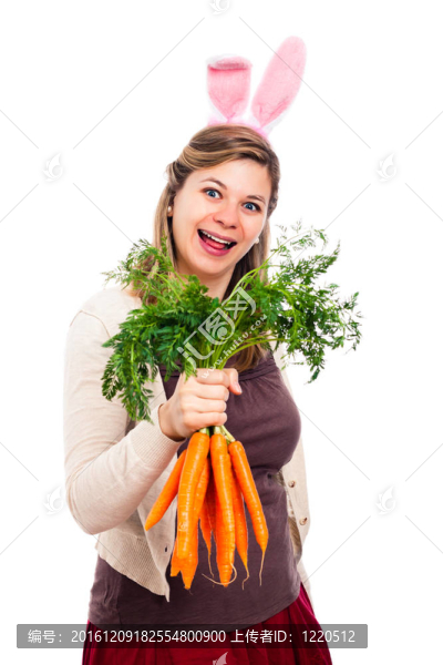 有趣的女人與兔子耳朵持有胡蘿卜