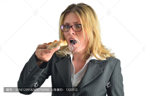 在白色背景下孤立的商務(wù)女性吃比薩餅