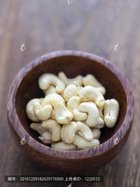 靠近一個碗腰果