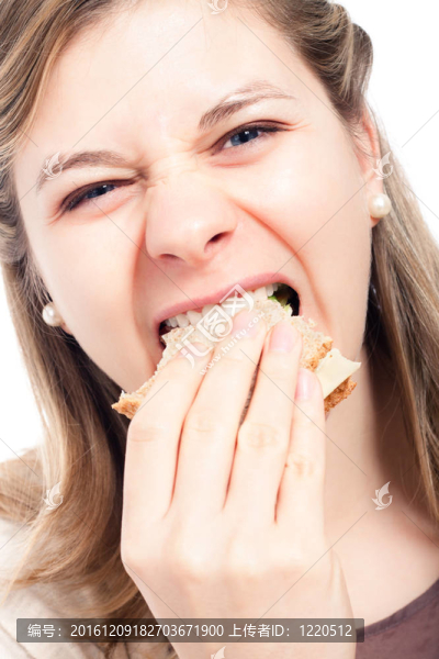 饑餓的女人吃三明治