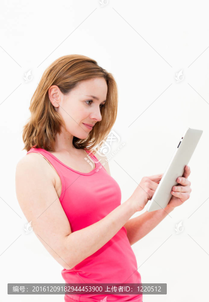 女子手里拿著一張平板觸摸墊；