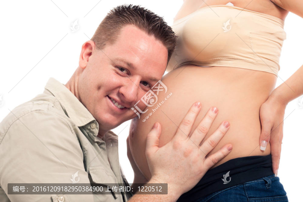 抱著肚子的快樂男人