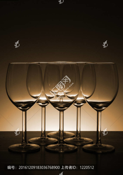空的酒杯
