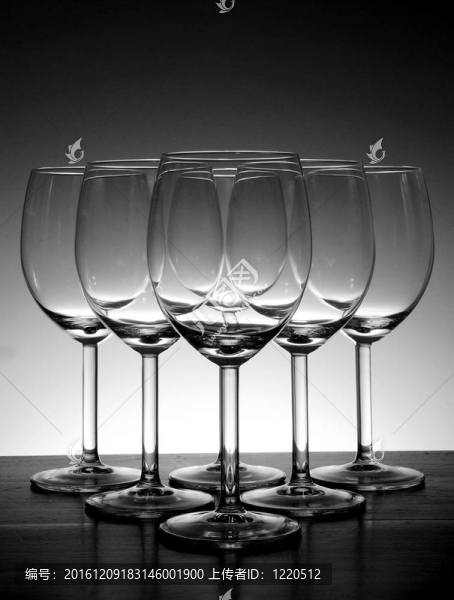 空的酒杯