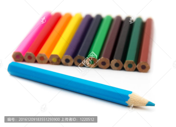 白色背景上孤立的彩色鉛筆