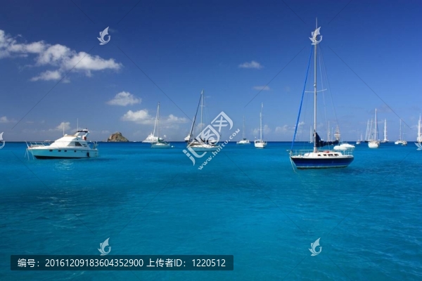 清澈的水；游艇