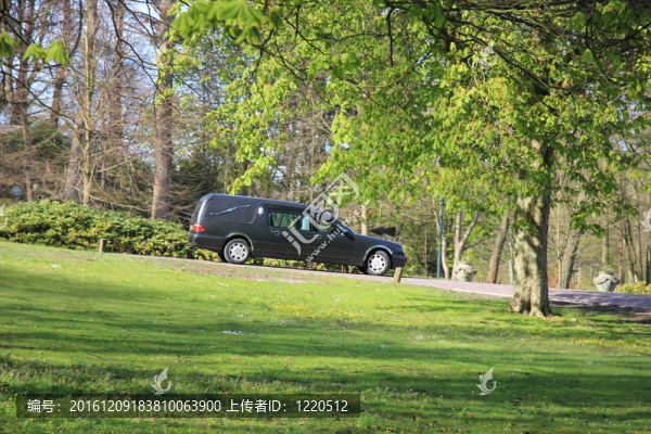 在墓地的黑色靈車(chē)