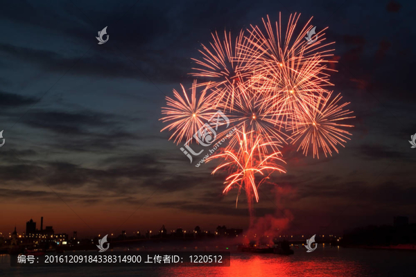 夜空中五彩繽紛的煙花。