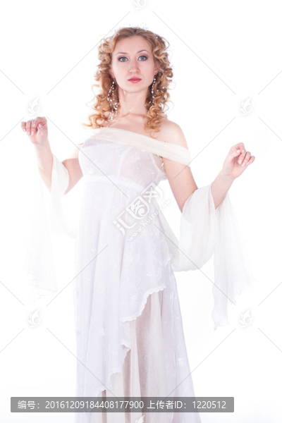 穿著白色連衣裙的漂亮女人