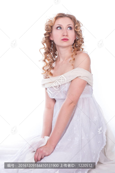 穿著白色連衣裙的漂亮女人