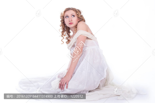穿著白色連衣裙的漂亮女人