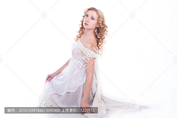 穿著白色連衣裙的漂亮女人