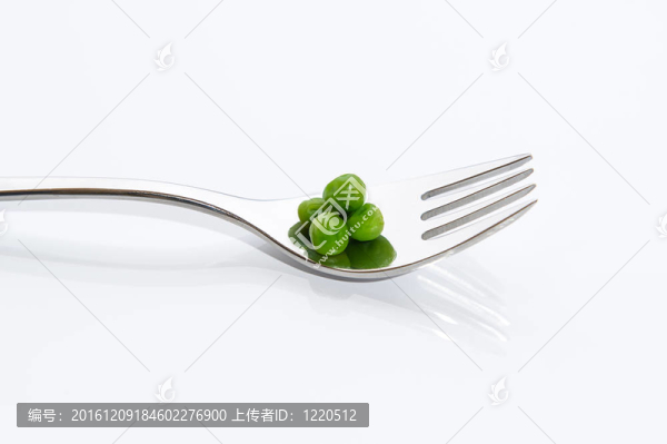 叉子上的豌豆