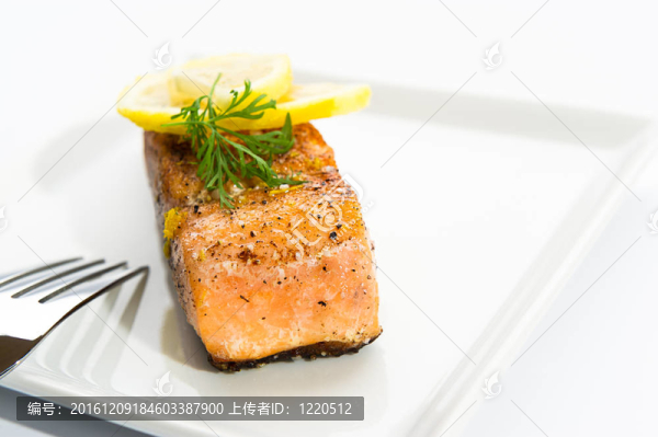 美味烤三文魚在白盤子上