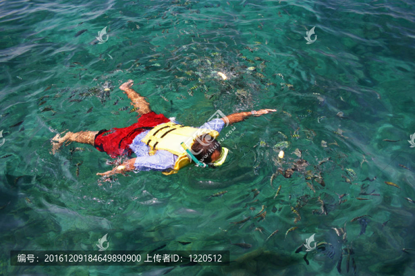 一個(gè)人在熱帶瀉湖浮潛
