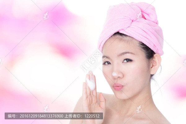 女人用手洗泡沫