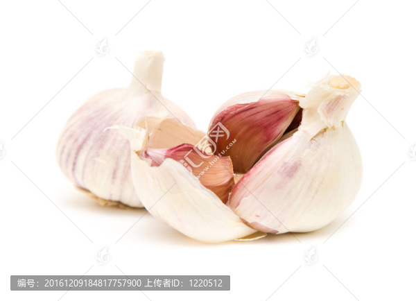 白色和紫色大蒜；