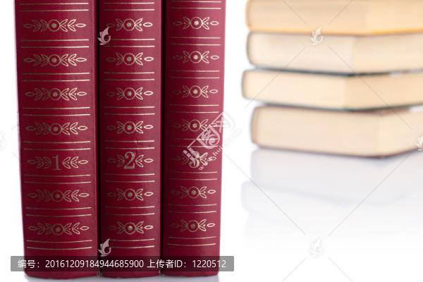 白色背景的舊書。分離。
