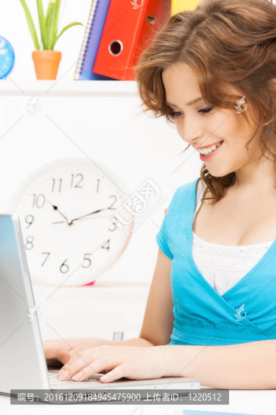 快樂的女人與筆記本電腦