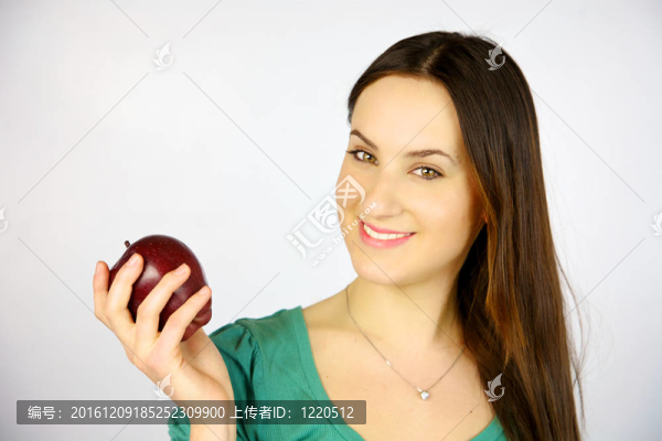 年輕女孩微笑著紅蘋果