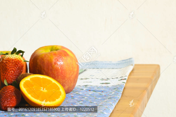 桌子上的水果