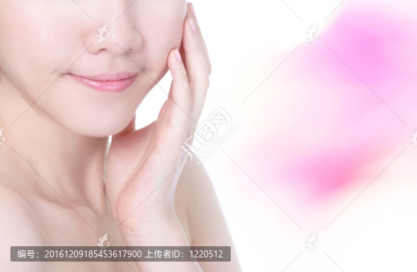 年輕女子嘴嘴唇和手觸摸面