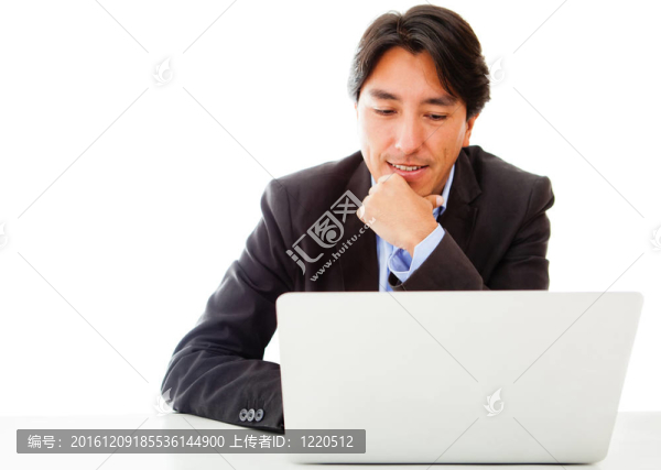 在筆記本電腦上工作的商人