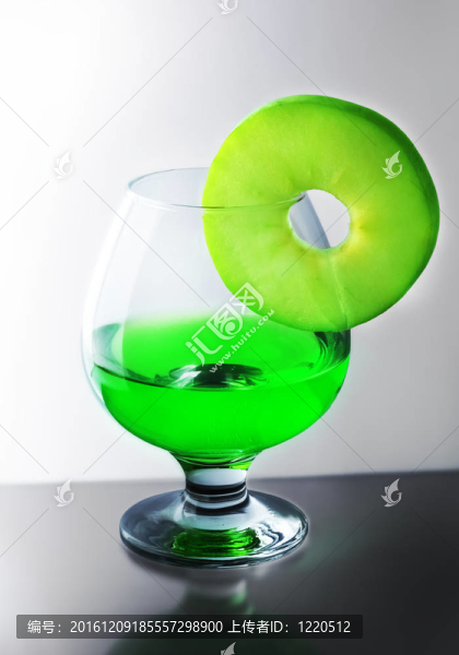 一個(gè)有綠色蘋果的玻璃杯