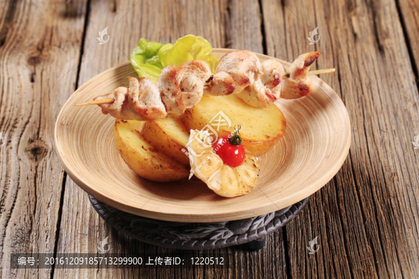 烤雞肉串和烤土豆