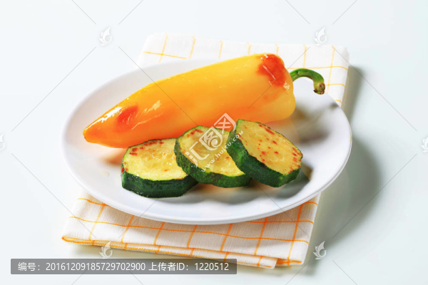 烤辣椒和西葫蘆