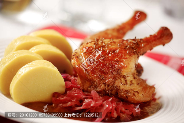 紅甘藍(lán)烤鴨配土豆餃
