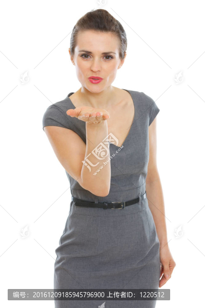 優(yōu)雅的女人在衣服吹空氣吻