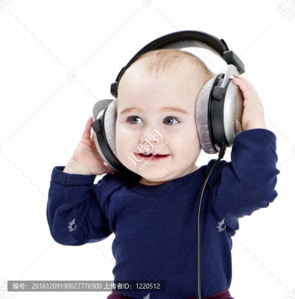小孩用耳朵聽音樂