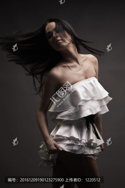 美麗的黑發(fā)女人跳舞