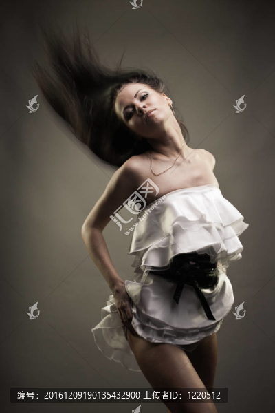 美麗的黑發(fā)女人跳舞