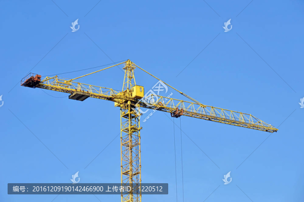 黃色建筑塔吊反藍天