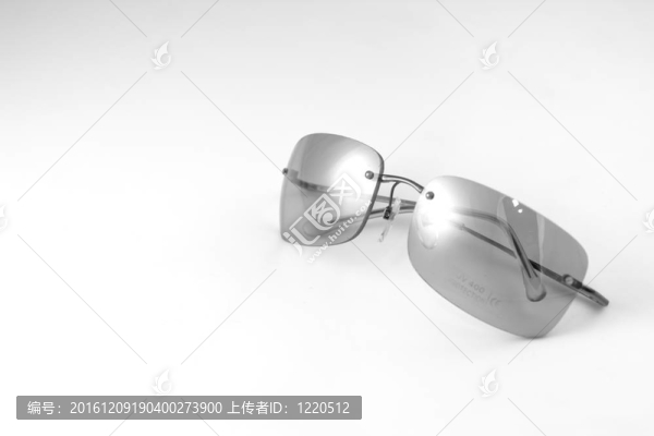 黑白墨鏡。