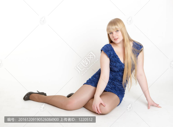 穿藍(lán)色連衣裙的金發(fā)女郎
